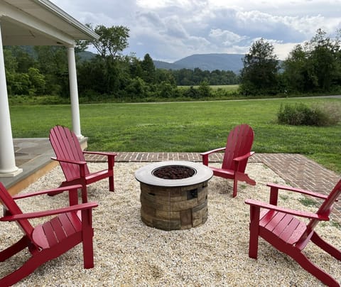 Furniture/decor may vary slightly from photos but will be of similar quality.