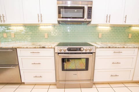 Bosch Range, Dishwasher, Microwave & Refrigerator for your stay!