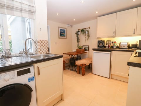 Cottage | Private kitchen | Fridge, electric kettle, toaster, cookware/dishes/utensils