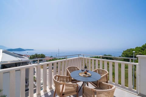 Apartment | Outdoor dining