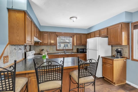 House, 3 Bedrooms | Private kitchen | Fridge, oven, coffee/tea maker
