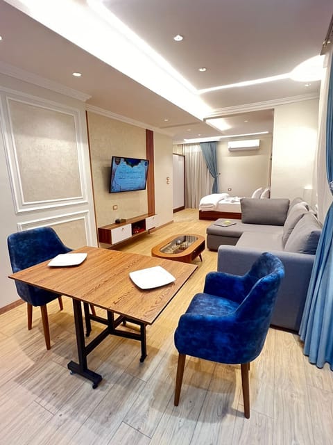 Deluxe Studio Suite | Living area | 32-inch LED TV with satellite channels, TV