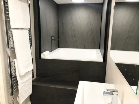 Deluxe Apartment | Bathroom | Hair dryer, towels