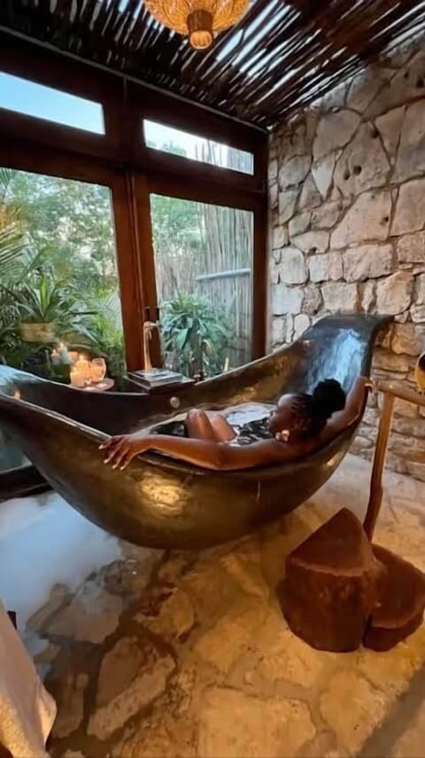 Couples treatment rooms, hot tub, steam room, hot springs