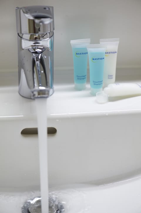 Deluxe Twin Room, 2 Twin Beds | Bathroom | Shower, free toiletries, towels