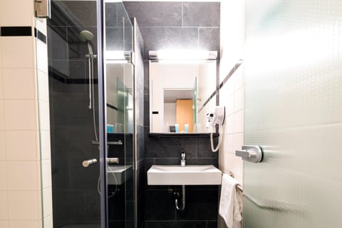 Shower, free toiletries, towels