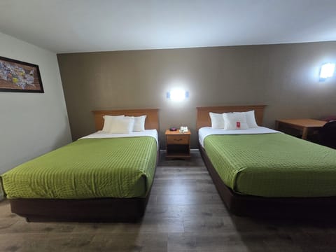 Egyptian cotton sheets, premium bedding, pillowtop beds, desk