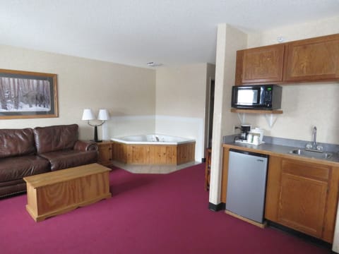 Deluxe Suite, 1 King Bed, Jetted Tub | Desk, blackout drapes, iron/ironing board, free WiFi