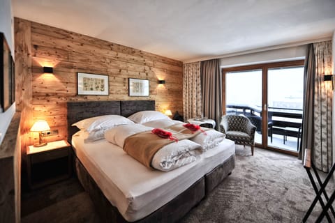 Premium bedding, down comforters, in-room safe, desk