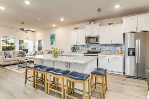 Full Equipped Kitchen w/ Island & barstools