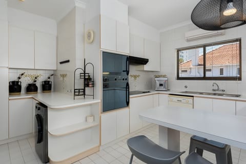 Design Apartment | Private kitchen | Fridge, microwave, oven, stovetop