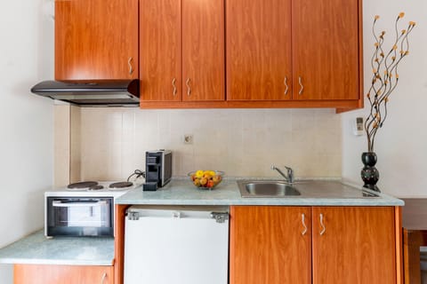 Studio | Private kitchen | Fridge, microwave, stovetop, coffee/tea maker