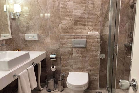 Combined shower/tub, free toiletries, hair dryer, slippers