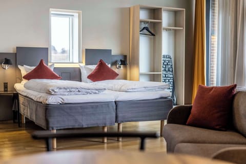 Master Suite | Hypo-allergenic bedding, in-room safe, desk, laptop workspace