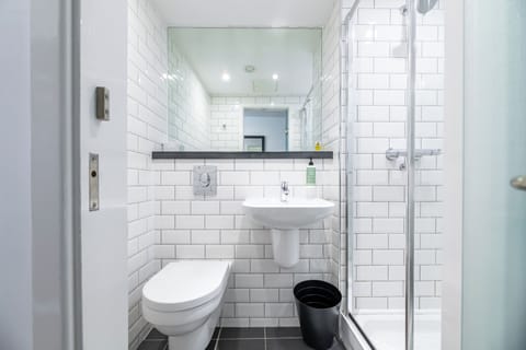 Family Quad Room with window | Bathroom | Shower, eco-friendly toiletries, towels, soap