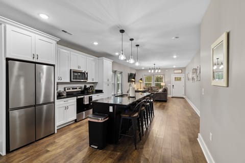 🏡Modern🏡 Fully Stocked Kitchen