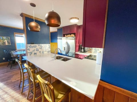 With plenty of space for family and friends to gather around, you can chat, snack, or help prepare the food together while still viewing the beautiful mountain scenery.