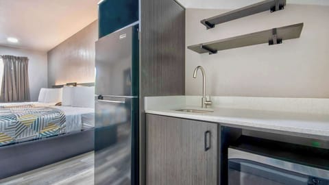 Desk, laptop workspace, free WiFi, bed sheets