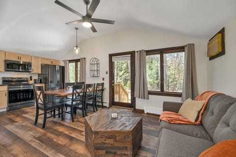 Signature Bungalow | Living area | Smart TV, Netflix, Hulu, streaming services