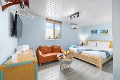 This studio features a king-sized bed, a 3-pcs bathroom and a very functional kitchenette.
