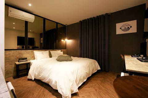 Deluxe Room | Desk, free WiFi