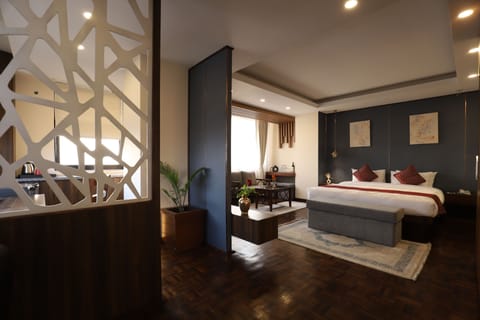 Business Studio Suite | Egyptian cotton sheets, premium bedding, Select Comfort beds, desk