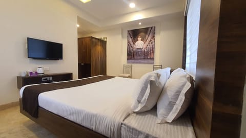 Deluxe Room | In-room safe, desk, blackout drapes, iron/ironing board