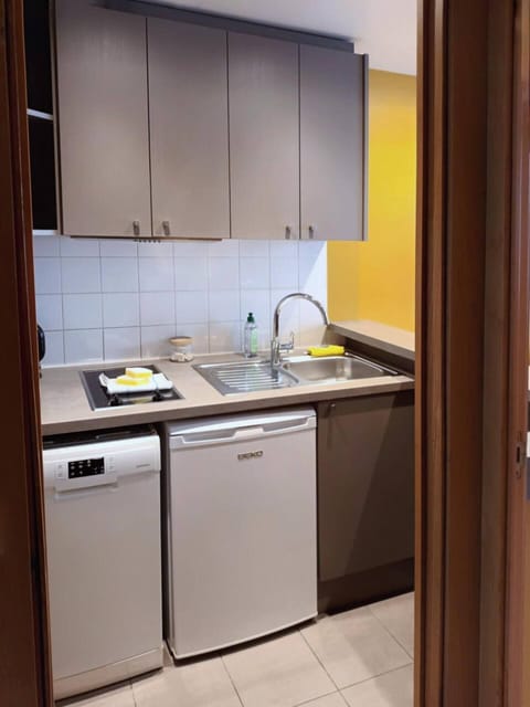 Business Apartment | Private kitchen | Fridge, microwave, stovetop, dishwasher