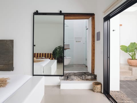 Suite El Patio | Bathroom | Shower, rainfall showerhead, designer toiletries, hair dryer