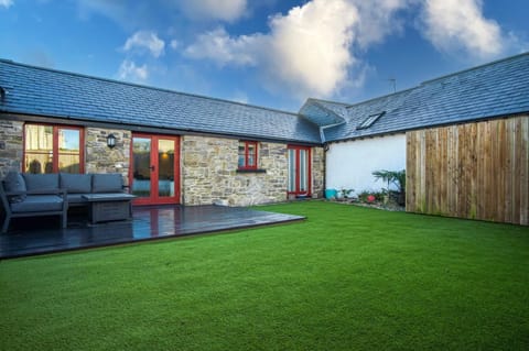 The Old Stables - 3 Bedroom Cottage - Angle (14757)