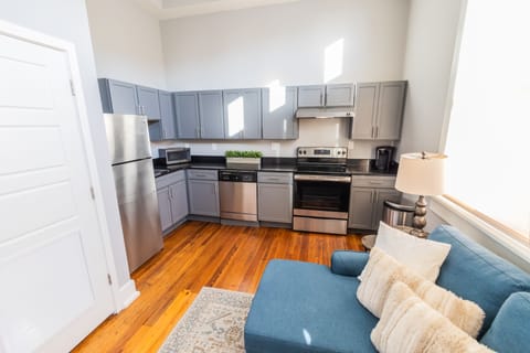 Premier Suite | Premium bedding, iron/ironing board, free WiFi, bed sheets