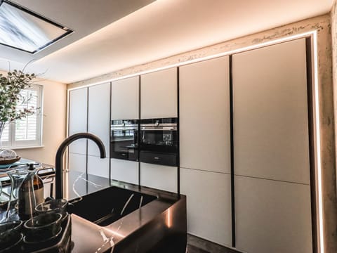 Dishwasher, cookware/dishes/utensils