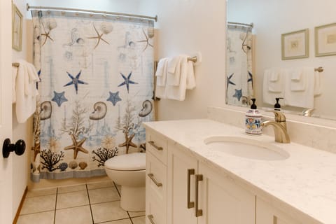 Forest Cottage | Bathroom | Combined shower/tub, towels