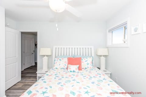 1st Floor Back Bedroom - Queen Bed