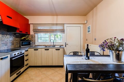 Kitchen area – Fully functional space with modern appliances

