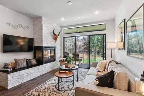 Riverside Retreat — Brand-new condo with a walk-out patio that opens straight to the Blue River—fresh air, flowing water, and instant mountain calm. 🌊🏔