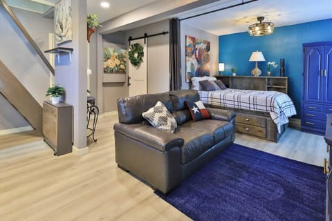 Cozy living room with Smart TV, leather sofa, and Daybed with pull out twin bed