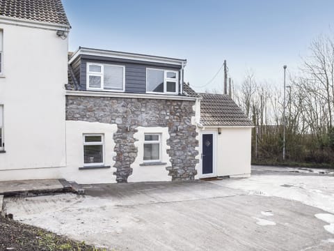 Exterior | Y Parlwr, Kidwelly