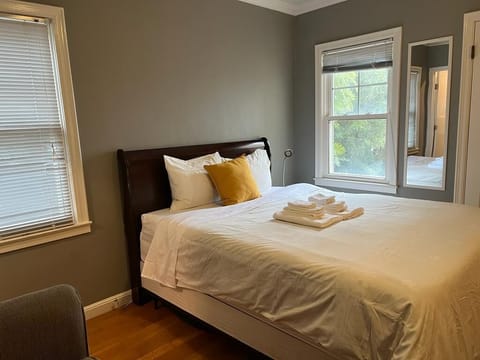 Deluxe Room | 1 bedroom, individually decorated, individually furnished, desk