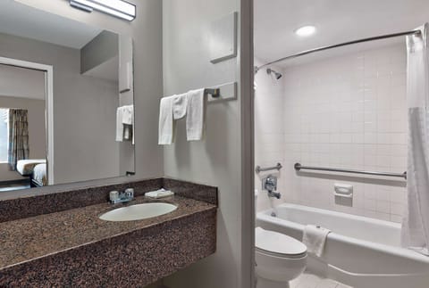 Combined shower/tub, towels