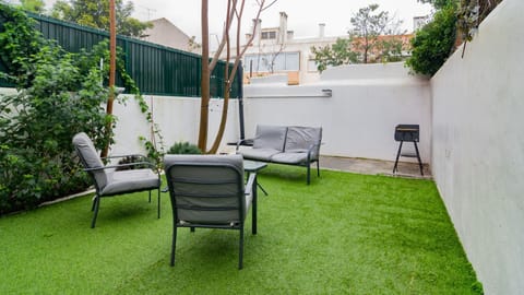 Your own private outdoor corner in Lisbon — perfect for slow mornings, sunny afternoons or a relaxed evening outside.
#privategarden #outdoorliving #vacation #relax #citybreak #holidayrental #travel #portugal #pt #lisbon