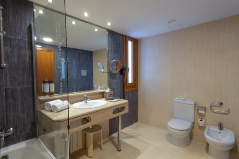 Executive Room | Minibar, in-room safe, desk, laptop workspace