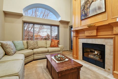 Condo, 2 Bedrooms | Living area