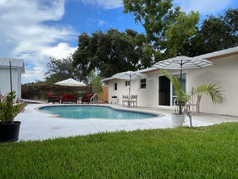 Pool in enclosed backyard. Private and serene for relaxing under the sunshine. 