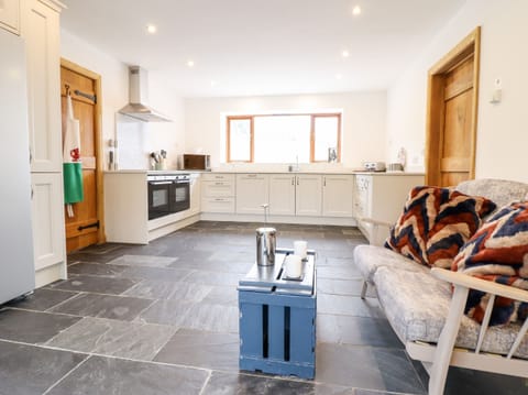 Cottage | Private kitchen | Fridge, dishwasher, electric kettle, toaster