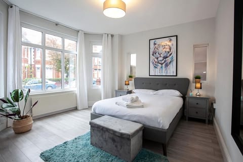 Comfort House | 5 bedrooms, iron/ironing board, travel crib, free WiFi
