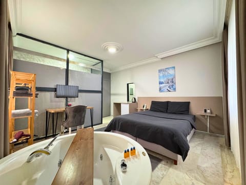 Romantic Room | Premium bedding, minibar, individually decorated, individually furnished