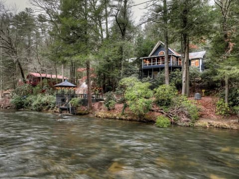 The stunning Riverside Hideaway on the Toccoa River!
