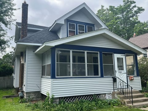 Another view of front of house