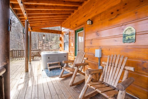 Family Cabin, 2 Bedrooms, Hot Tub, City View | Private spa tub